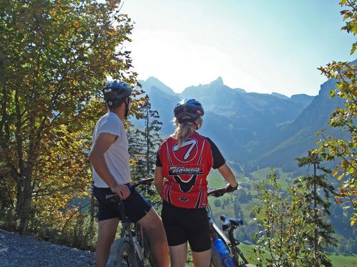 Mountainbiker bei einem Halt