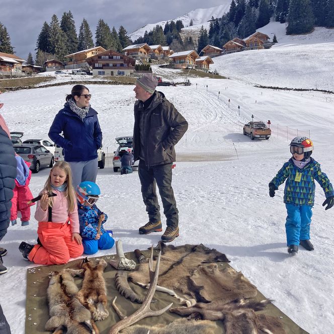 Bild Blache mit Tierfellen - zum Bild