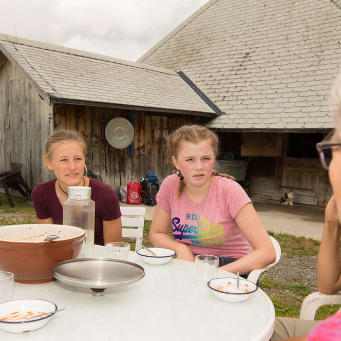Foto Gemeinsames Mittagessen auf der Alp - zum Foto