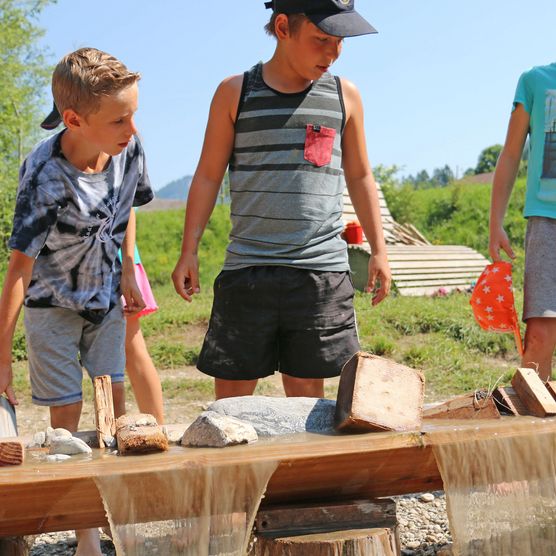 Foto Schüler am Wasserkännel üben sich in Hochwasserstrategien - zum Foto