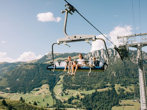 Sessel der Wiriehornbahnen mit Familie