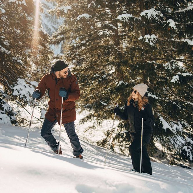 Foto zwei Schneeschuhläufer am Waldrand - zum Foto