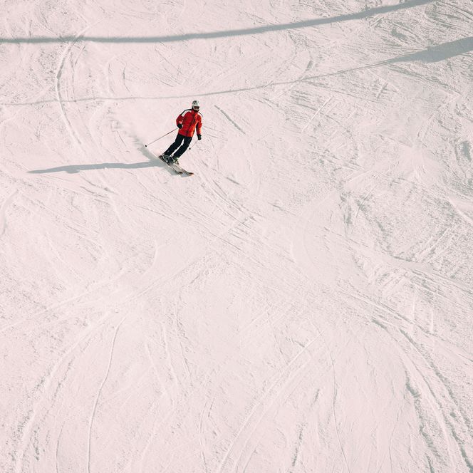 Photo of individual skier on ski piste - to the photo