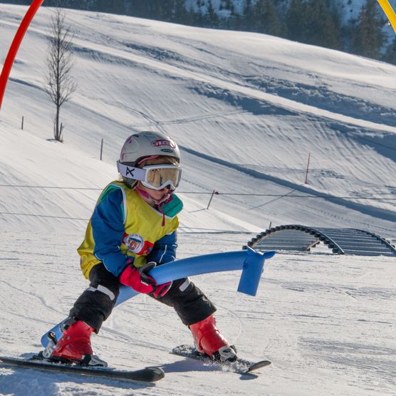 Picture Child skis under archway - to the picture