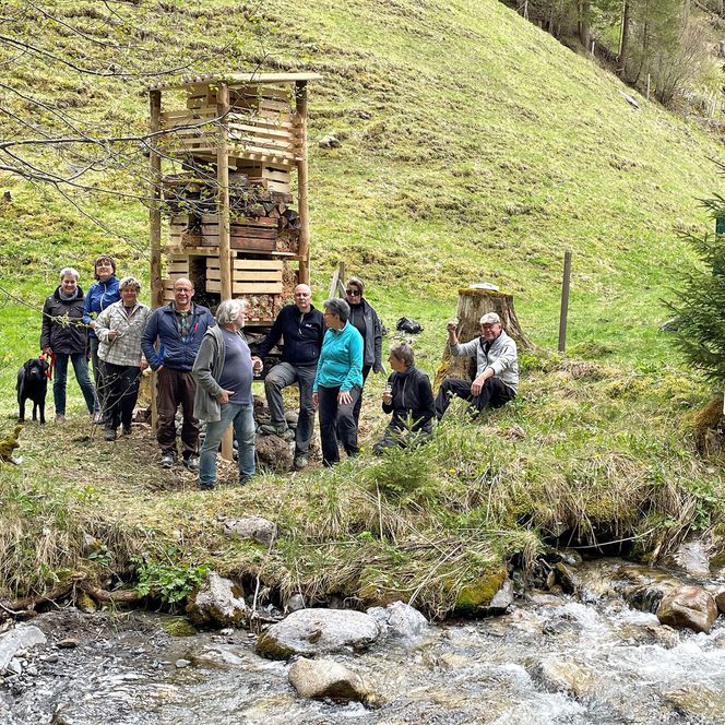 Foto Der Lebensturm mit den fleissigen Helfenden - zum Foto