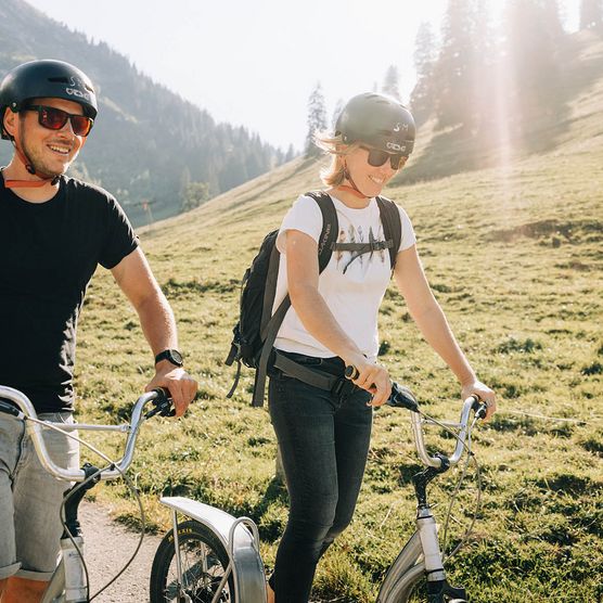 Foto Gruppe von Trottibikern auf dem Weg hinunter ins Tal - zum Foto